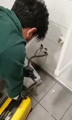 Tuvalet yanında robotla gider müdahalesi yapan teknisyen